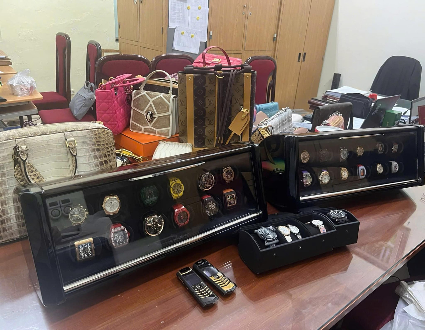 Nhiều nạn nhân bị lóa mắt bởi những gì Phó Đức Nam vẽ ra để làm mồi nhử.