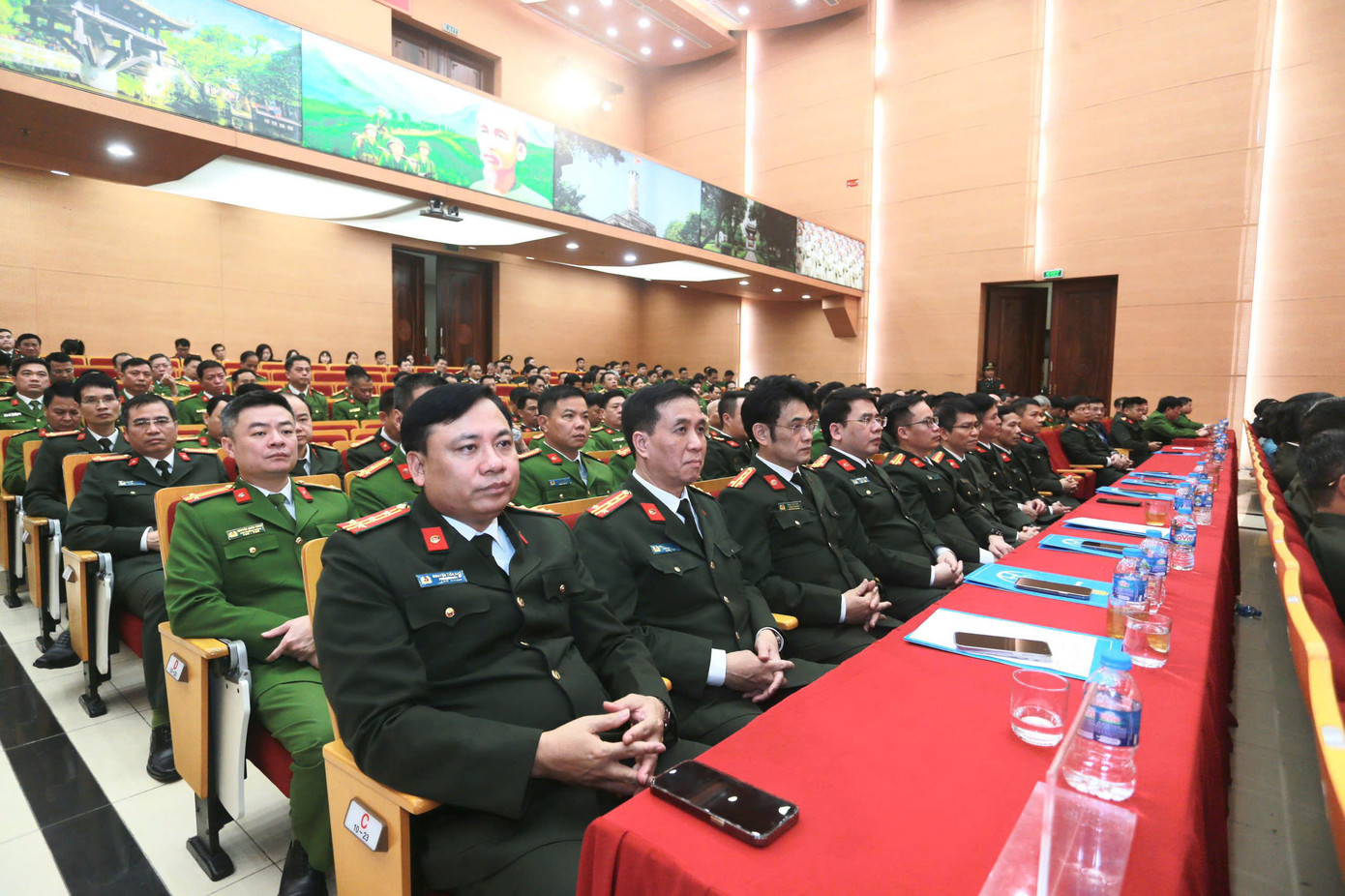 Đại diện các đơn vị nghiệp vụ Công an TP Hà Nội và khách mời dự buổi lễ.