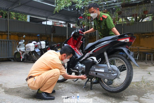 Người dân ở Hà Nội có thể đăng ký ô tô, xe máy tại Công an xã thuộc 18 huyện, thị xã. Ảnh: Thanh Hà. Người dân ở Hà Nội có thể đăng ký ô tô, xe máy tại Công an xã thuộc 18 huyện, thị xã. Ảnh: Thanh Hà.