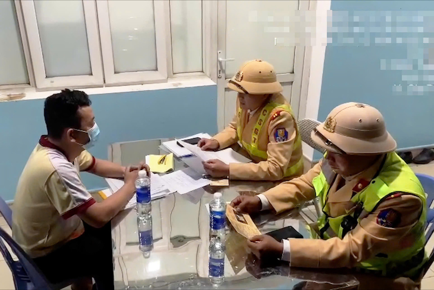 CSGT làm việc với tài xế ô tô khách.