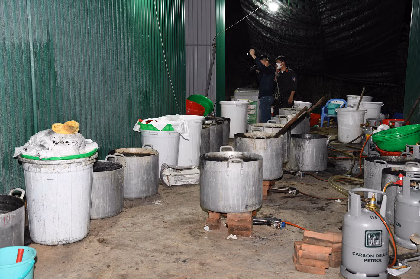 Cận cảnh khu nhà xưởng và số ma túy thu giữ trong chuyên án. Ảnh: CACC