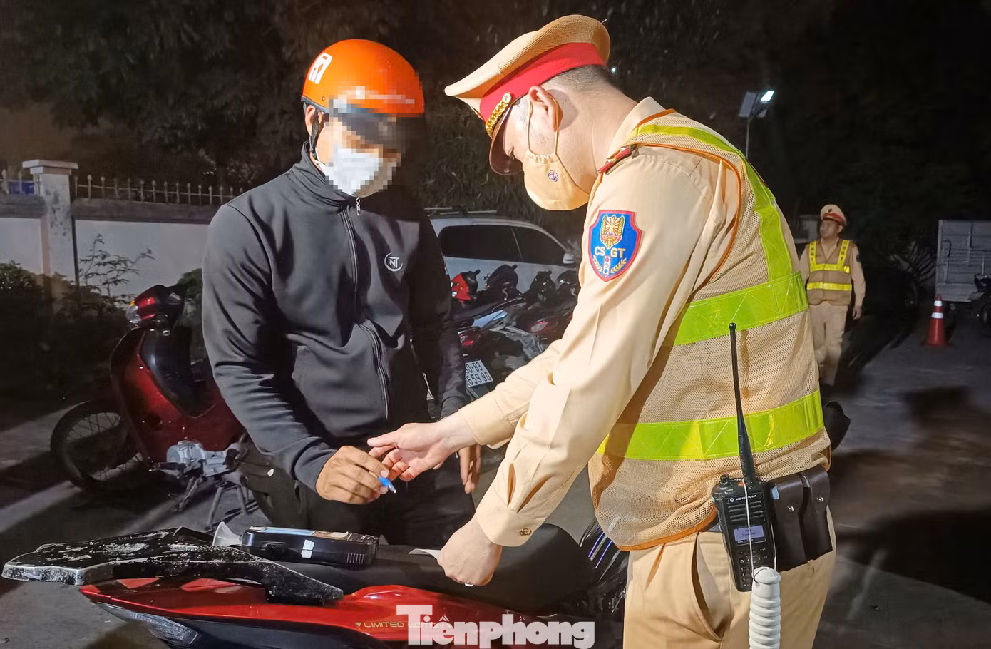 Nam tài xế cho biết việc bản thân "độ" pô xe chỉ để thỏa đam mê. Ảnh: Thanh Hà. Nam tài xế cho biết việc bản thân "độ" pô xe chỉ để thỏa đam mê. Ảnh: Thanh Hà.
