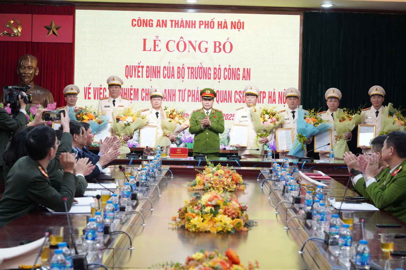 Thiếu tướng Nguyễn Thanh Tùng trao quyết định, tặng hoa chúc mừng các đồng chí được bổ nhiệm. Thiếu tướng Nguyễn Thanh Tùng trao quyết định, tặng hoa chúc mừng các đồng chí được bổ nhiệm.