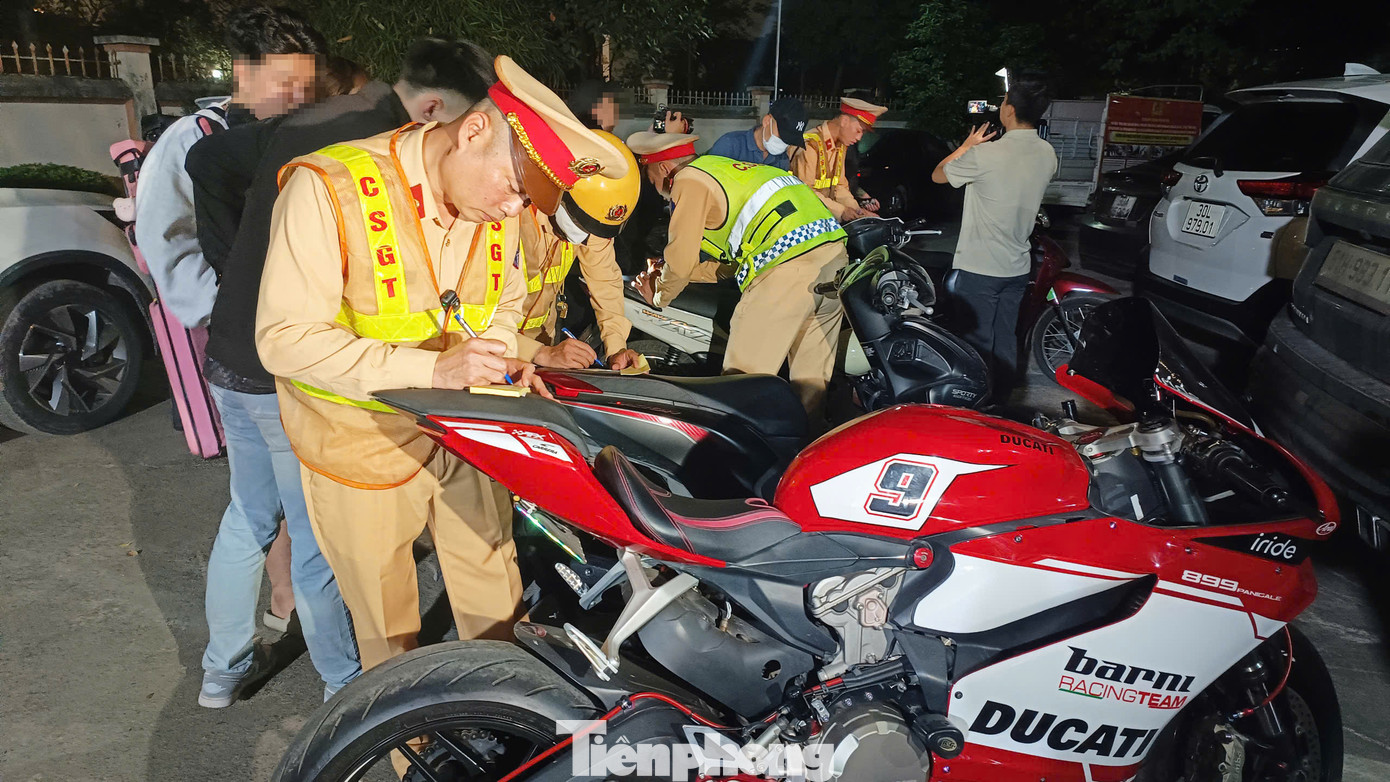 Làm việc với tổ công tác CSGT, nam tài xế điều khiển xe Ducati không xuất trình được giấy tờ liên quan đến phương tiện. Ảnh: Thanh Hà,