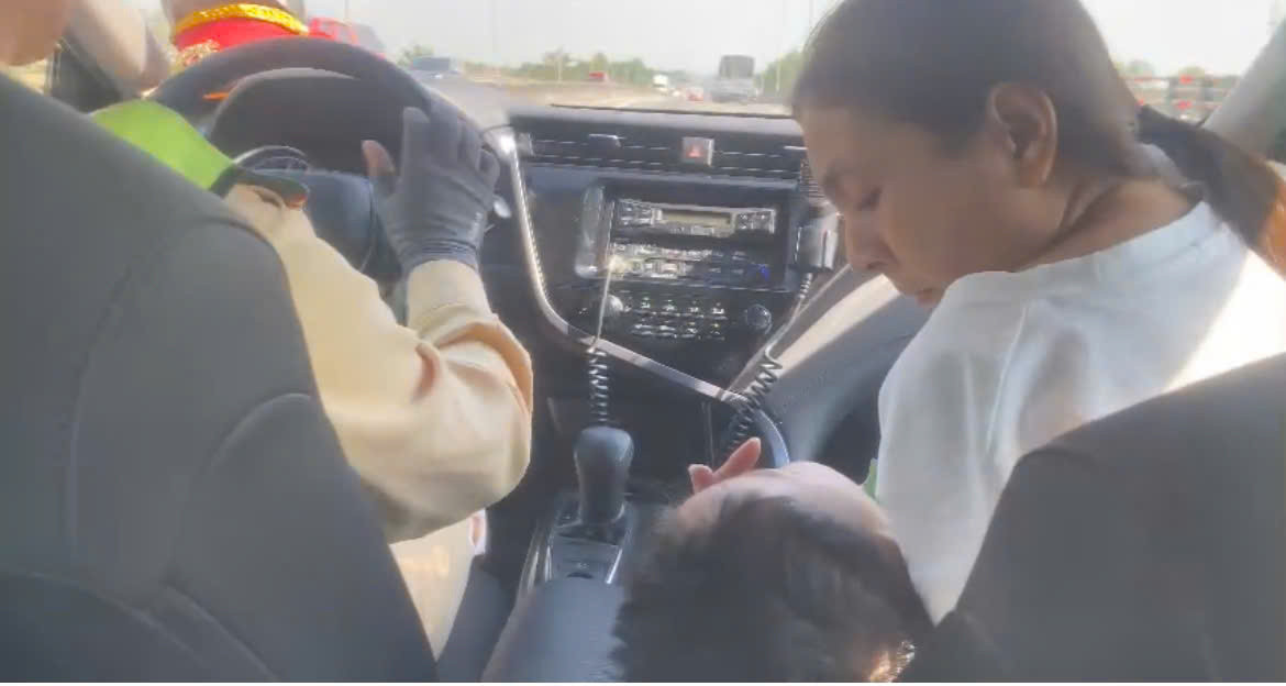 CSGT dùng xe đặc chủng đưa hai mẹ con cháu bé tới bệnh viện. CSGT dùng xe đặc chủng đưa hai mẹ con cháu bé tới bệnh viện.