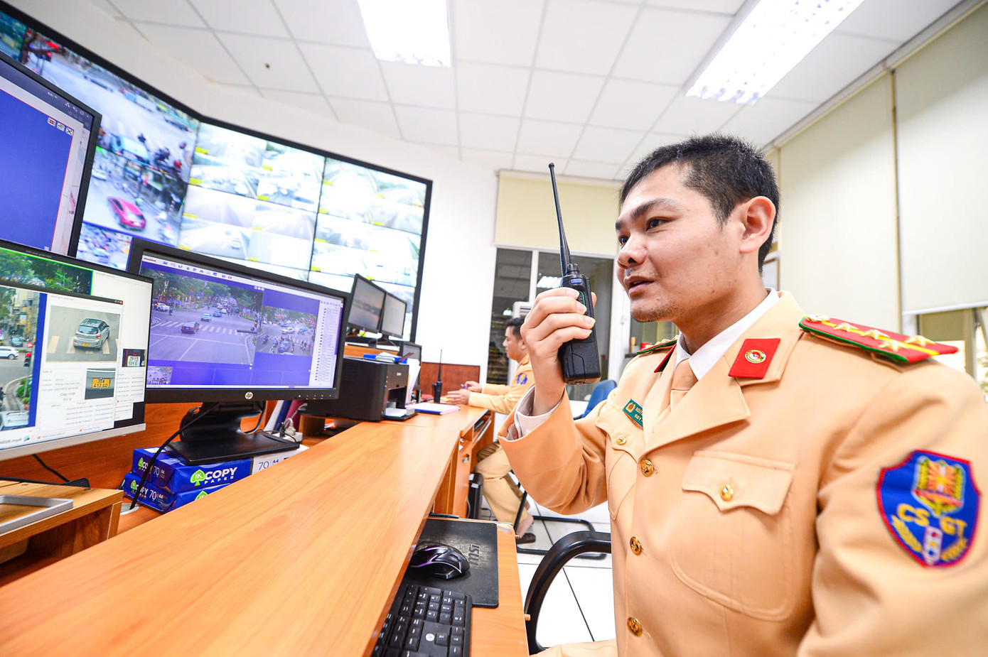 Các cán bộ, chiến sĩ tại trung tâm luôn phối hợp nhịp nhàng với đội địa bàn để nắm tình hình giao thông.