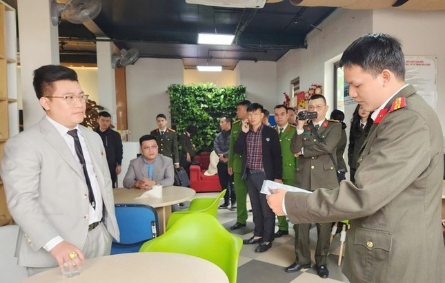 Cơ quan điều tra làm việc với Hồ Quốc Thân. Ảnh ANTĐ