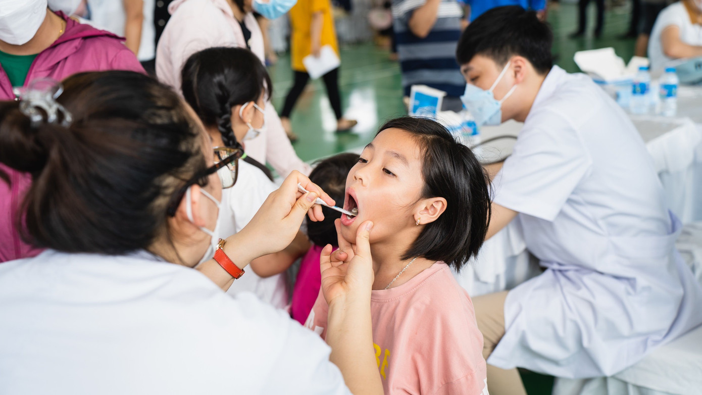 Khám bệnh cho con em công nhân