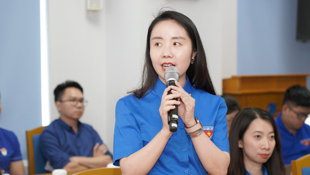 Bạn trẻ đặt câu hỏi tại chương trình. Ảnh: Phạm Mạnh