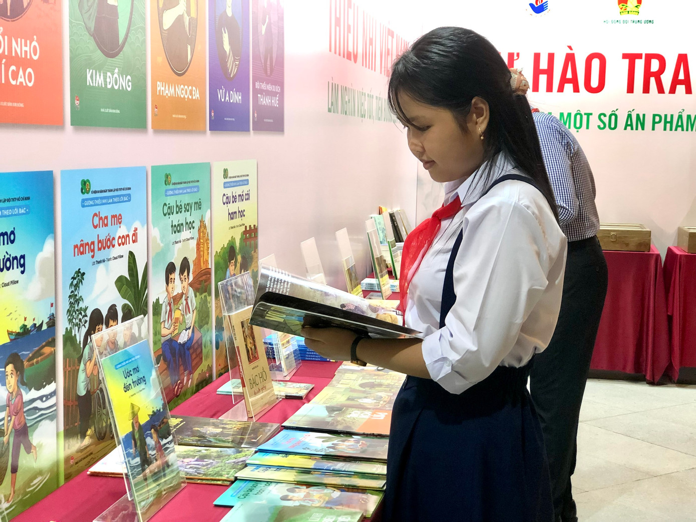 Các em thiếu nhi tham quan triển lãm tại chương trình. Ảnh: Lưu Trinh Các em thiếu nhi tham quan triển lãm tại chương trình. Ảnh: Lưu Trinh