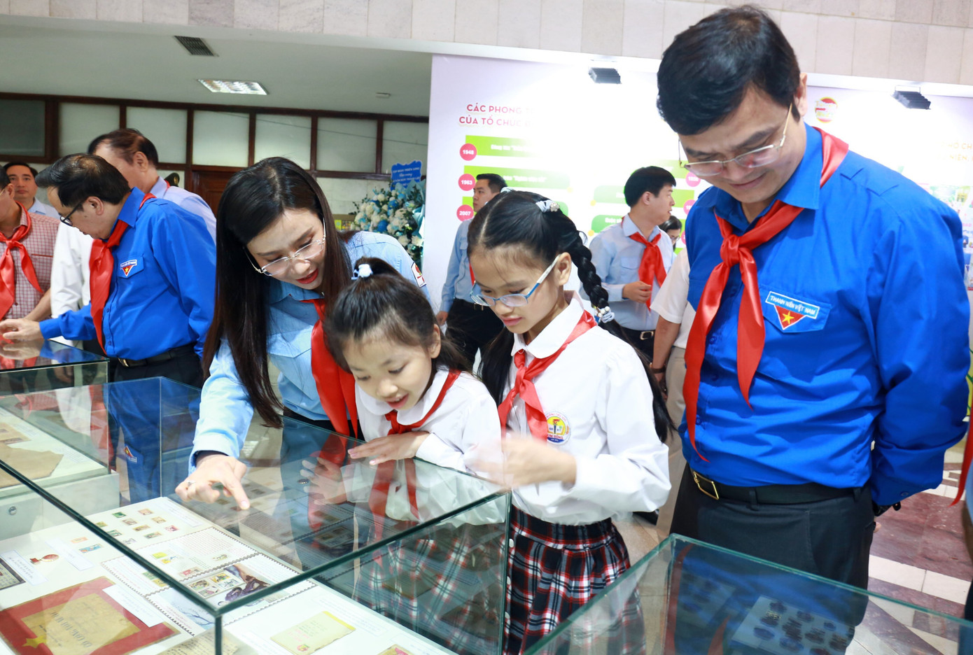 Bí thư thứ nhất T.Ư Đoàn Bùi Quang Huy (bên phải); chị Nguyễn Phạm Duy Trang, Bí thư T.Ư Đoàn, Chủ tịch Hội đồng Đội T.Ư và các em thiếu nhi tham quan triển lãm tại chương trình. Ảnh: Bảo Anh Bí thư thứ nhất T.Ư Đoàn Bùi Quang Huy (bên phải); chị Nguyễn Phạm Duy Trang, Bí thư T.Ư Đoàn, Chủ tịch Hội đồng Đội T.Ư và các em thiếu nhi tham quan triển lãm tại chương trình. Ảnh: Bảo Anh