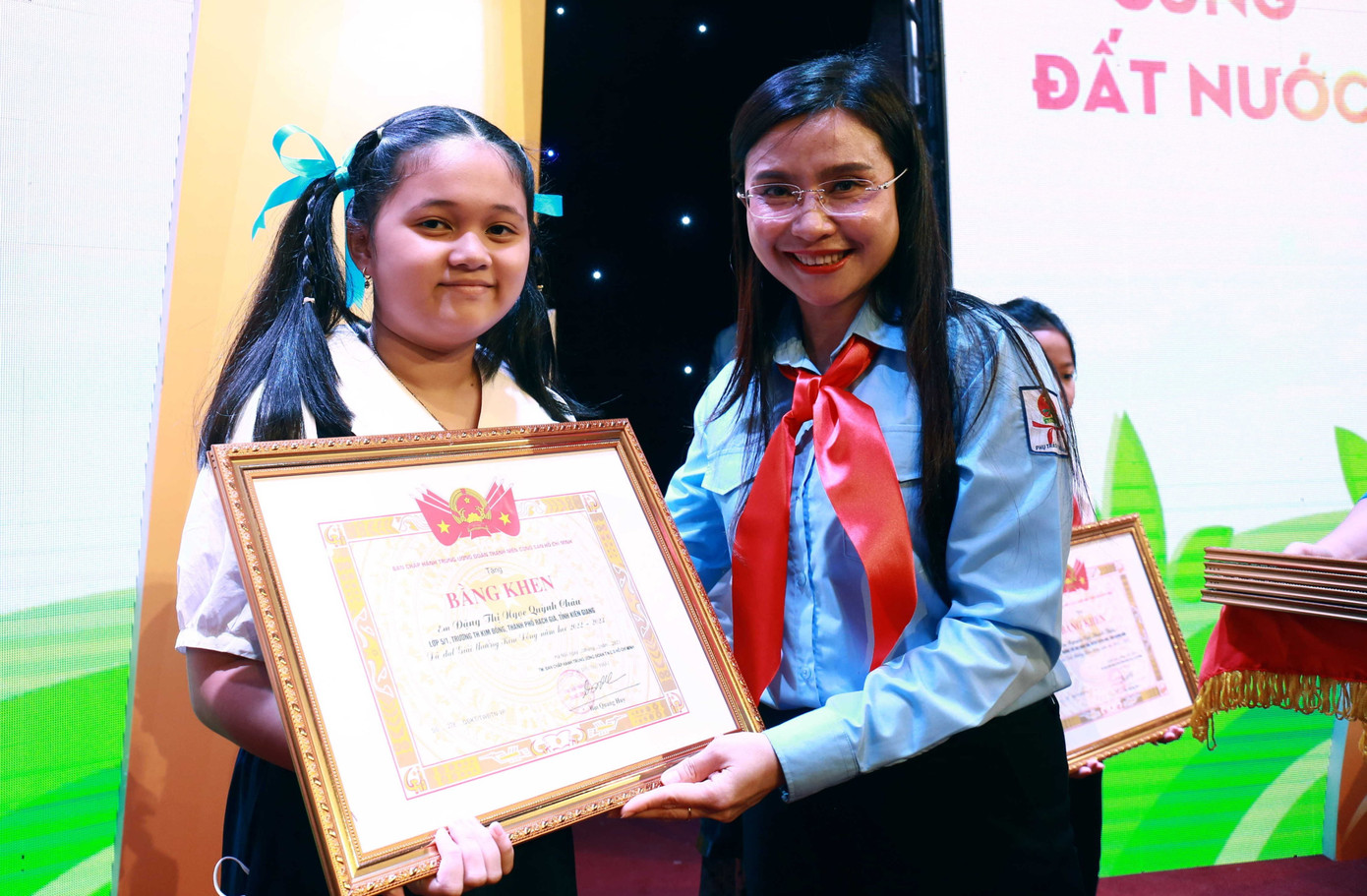 Chị Nguyễn Phạm Duy Trang, Bí thư T.Ư Đoàn, Chủ tịch Hội đồng Đội T.Ư trao Giải thưởng Kim Đồng cho chỉ huy đội, đội viên tiêu biểu năm học 2022 - 2023. Ảnh: Bảo Anh Chị Nguyễn Phạm Duy Trang, Bí thư T.Ư Đoàn, Chủ tịch Hội đồng Đội T.Ư trao Giải thưởng Kim Đồng cho chỉ huy đội, đội viên tiêu biểu năm học 2022 - 2023. Ảnh: Bảo Anh