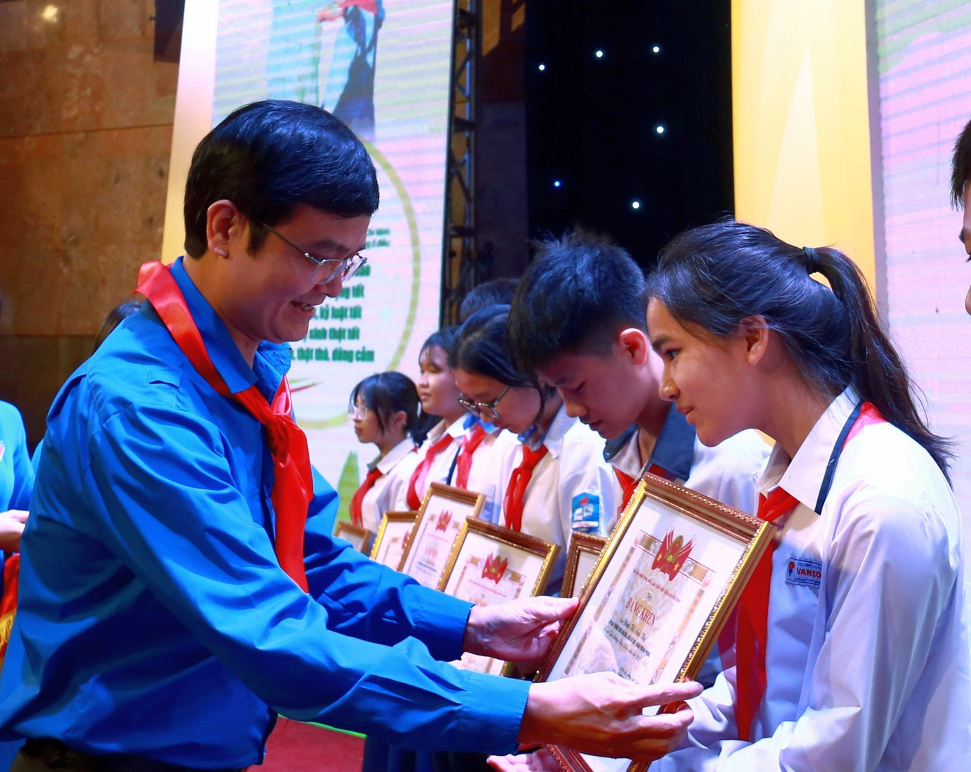Bí thư thứ nhất T.Ư Đoàn Bùi Quang Huy trao Giải thưởng Kim Đồng cho chỉ huy đội, đội viên tiêu biểu năm học 2022 - 2023. Ảnh: Bảo Anh Bí thư thứ nhất T.Ư Đoàn Bùi Quang Huy trao Giải thưởng Kim Đồng cho chỉ huy đội, đội viên tiêu biểu năm học 2022 - 2023. Ảnh: Bảo Anh