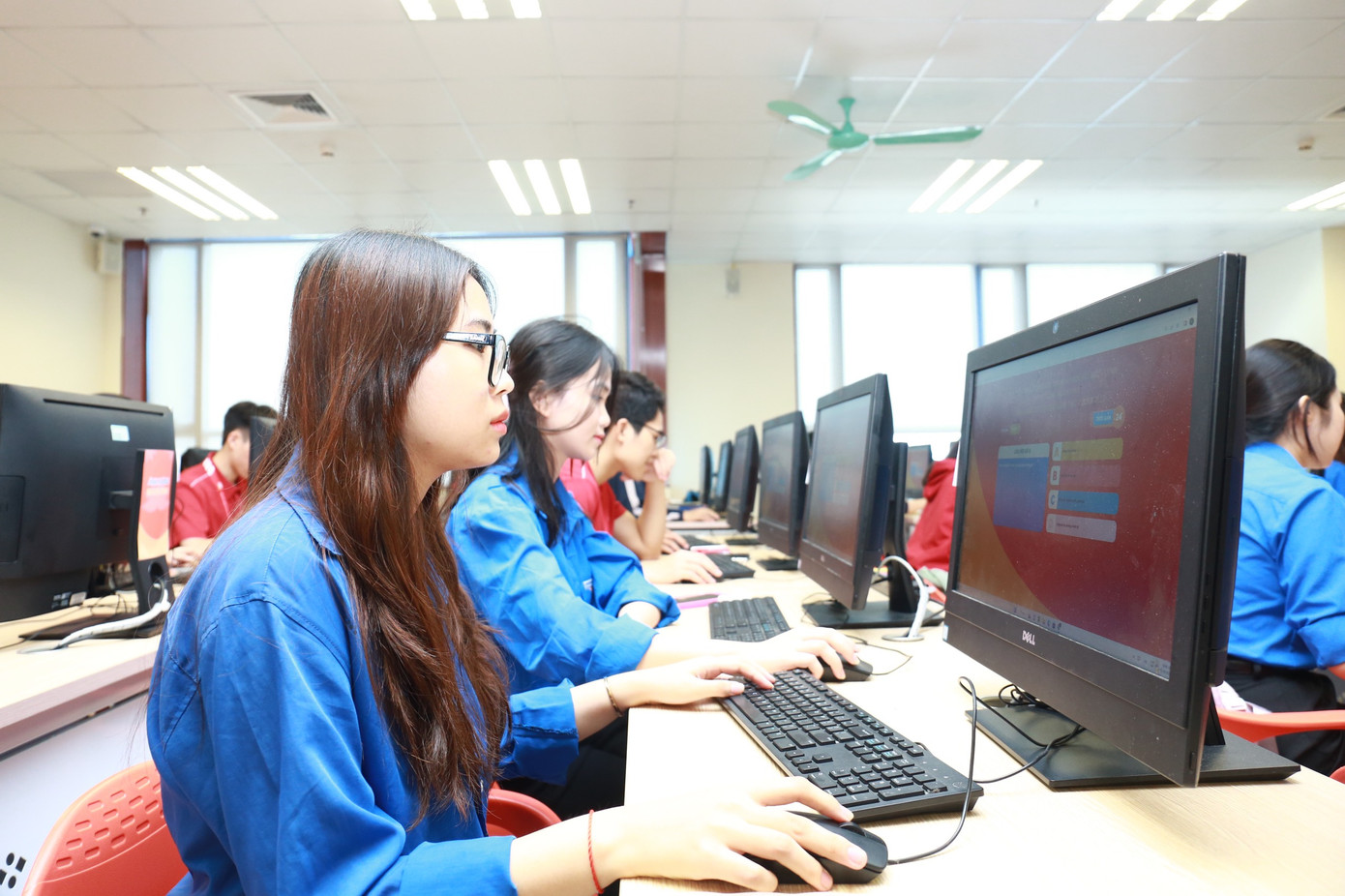 Các thí sinh tham gia Hội thi Ánh sáng soi đường lần thứ V, năm 2023 Các thí sinh tham gia Hội thi Ánh sáng soi đường lần thứ V, năm 2023