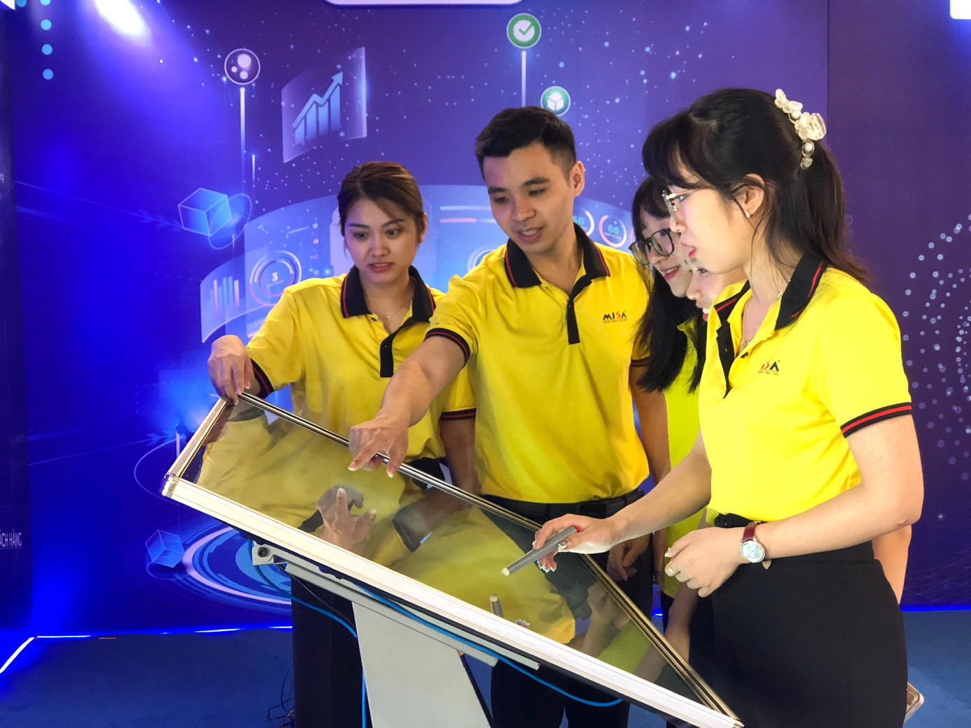 Các bạn trẻ trải nghiệm Văn phòng số