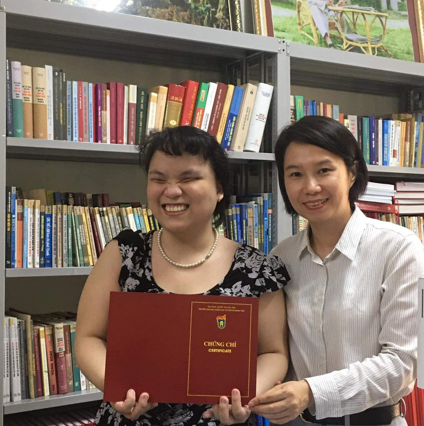 Sinh viên Tiêu Phương Anh (trái)