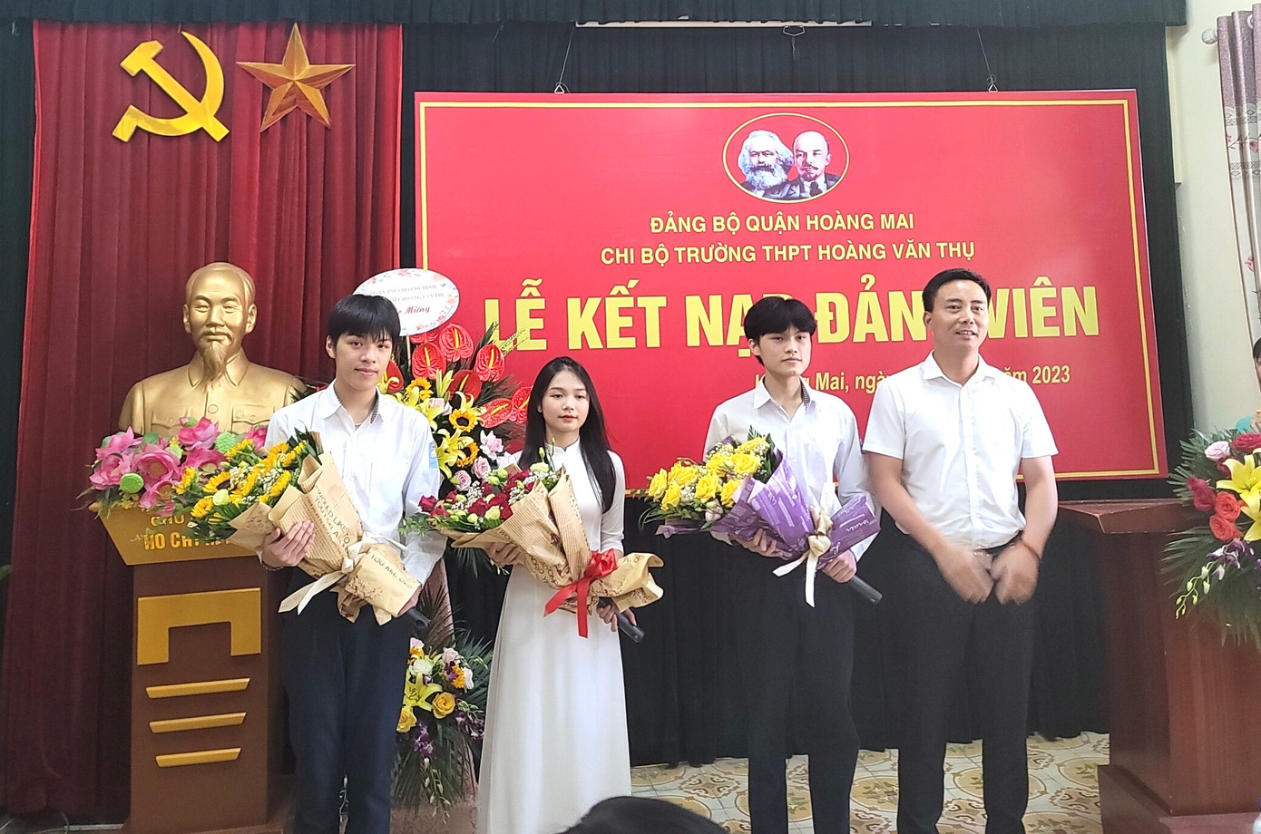 Anh Nguyễn Đức Tiến, Phó Bí thư thường trực Thành Đoàn, Chủ tịch Hội LHTN TP Hà Nội tặng hoa chúc mừng 3 tân đảng viên