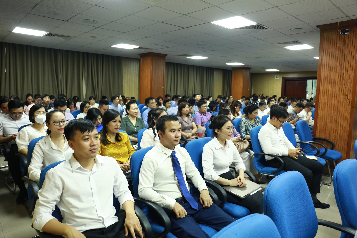 Các đảng viên dự hội nghị. Ảnh: Bảo Anh