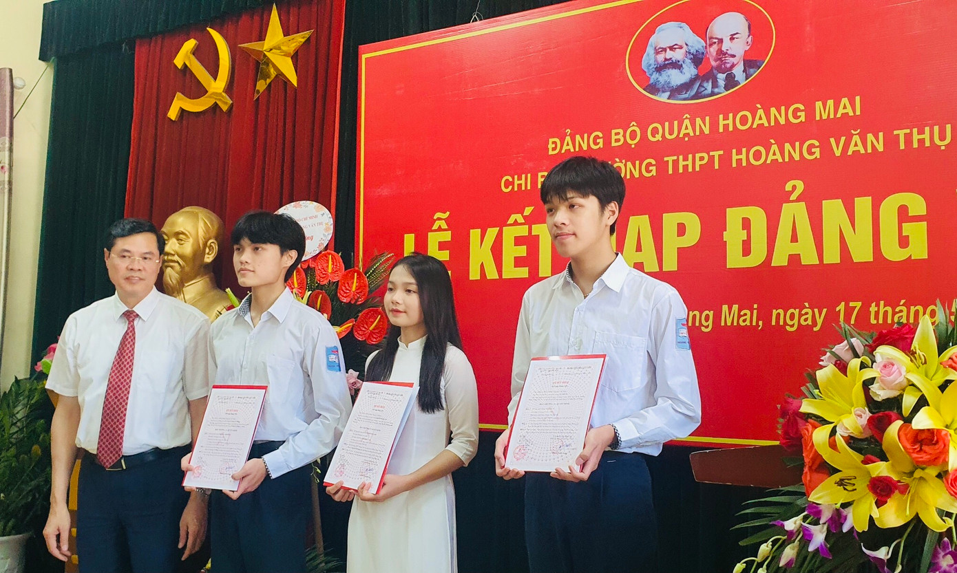 Ba quần chúng ưu tú là học sinh: Trương Trí Dũng (lớp 12A3), Nguyễn Phương Anh (lớp 12A4), Vũ Anh Tú (lớp 12A8), học sinh trường THPT Hoàng Văn Thụ, Hoàng Mai, Hà Nội) được trao quyết định kết nạp đảng.