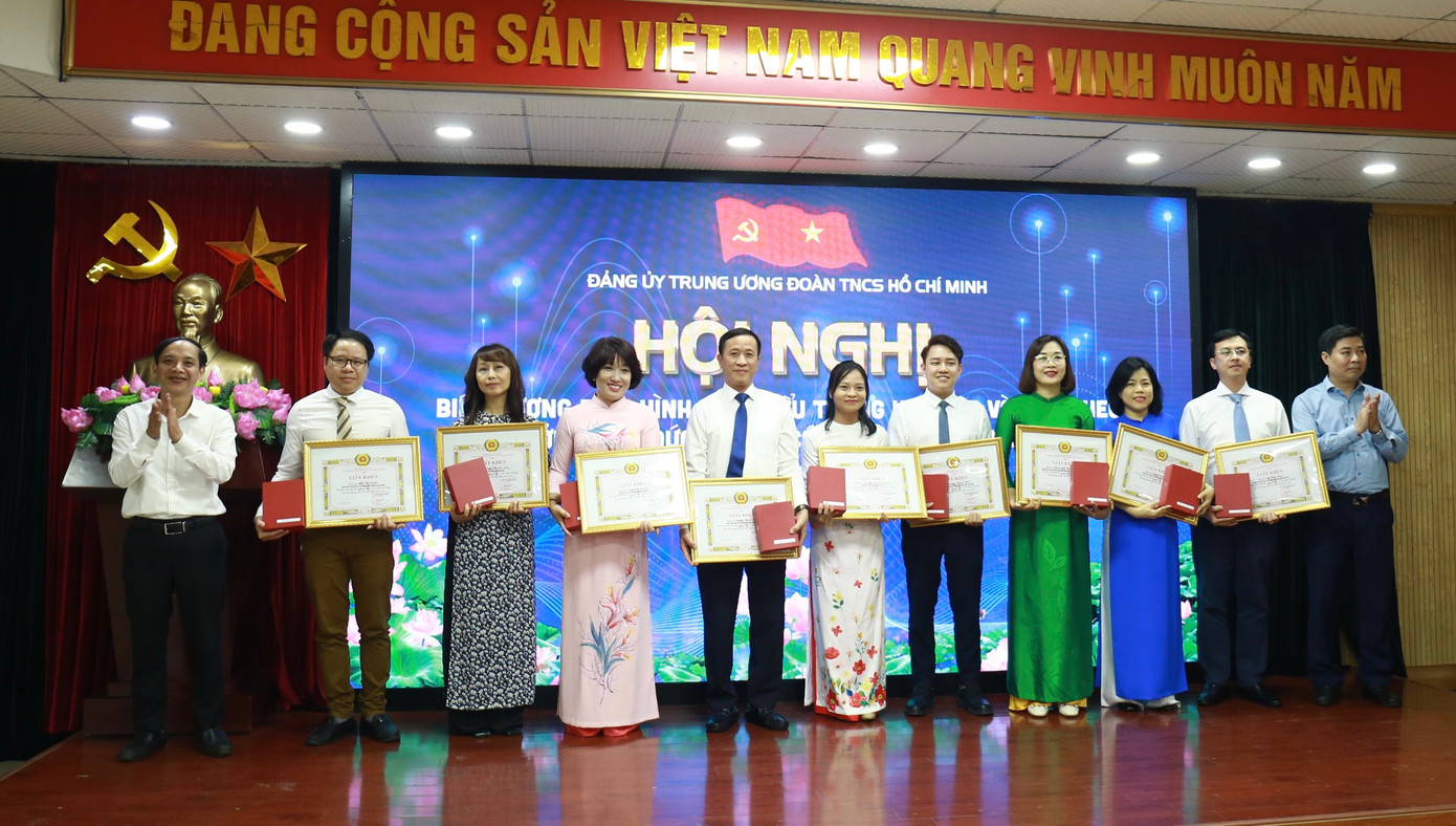 Các điển hình tiêu biểu trong học tập và làm theo tư tưởng, đạo đức, phong cách Hồ Chí Minh năm 2023 được tuyên dương. Ảnh: Bảo Anh