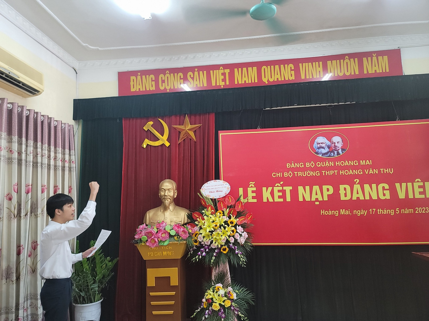 Các em học sinh làm lễ kết nạp đảng viên.