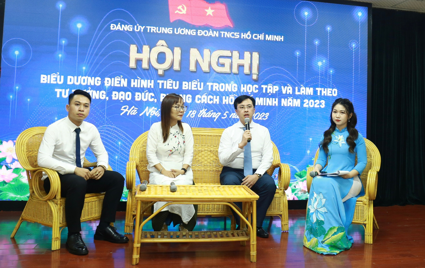 Các điển hình tiêu biểu trong học tập và làm theo tư tưởng, đạo đức, phong cách Hồ Chí Minh năm 2023 giao lưu tại hội nghị. Ảnh: Bảo Anh