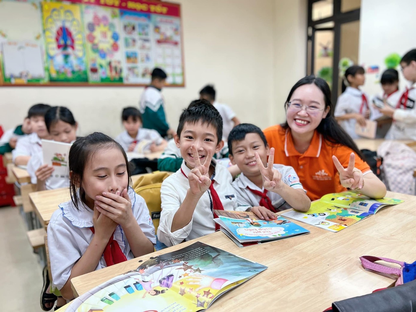 Hồng Yến bên các em nhỏ