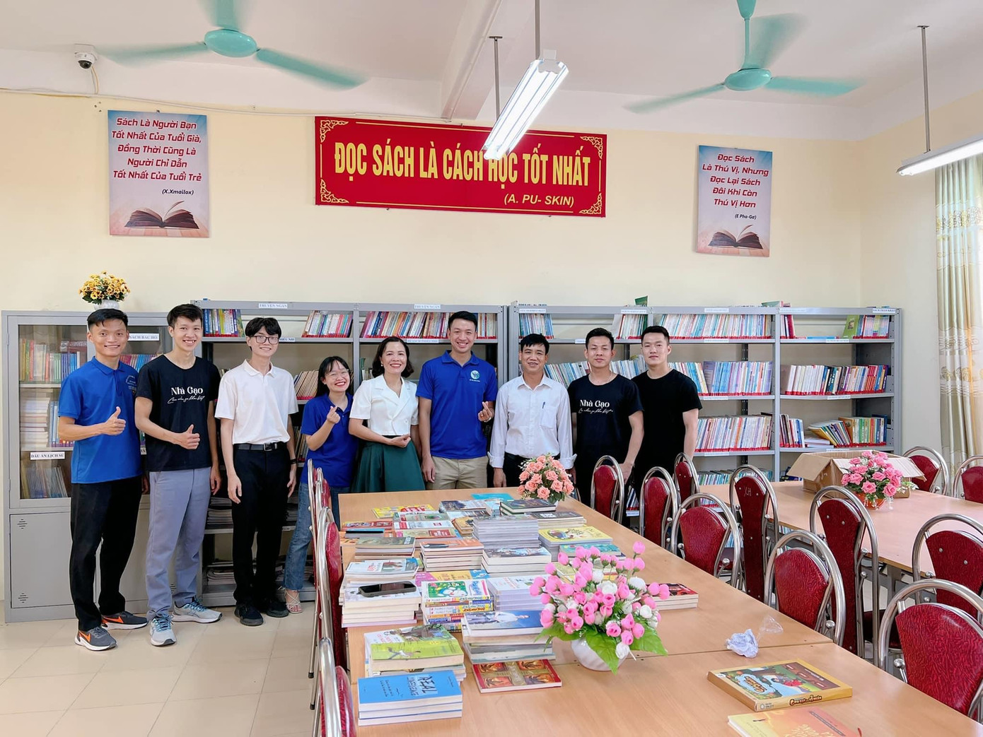 Hồng Yến và các cộng sự trao tặng những tủ sách ý nghĩa để lan tỏa văn hóa đọc.