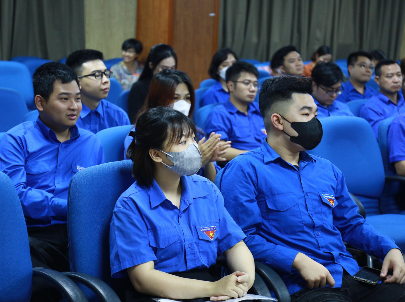 Các bạn trẻ tham gia tọa đàm