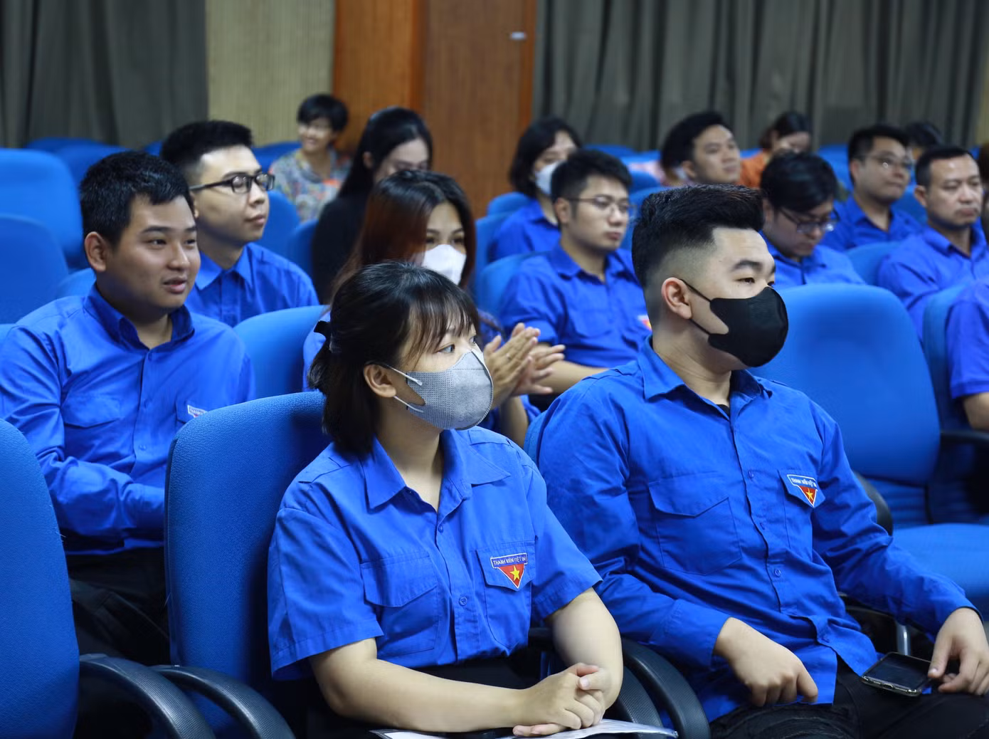 Các bạn trẻ tham gia tọa đàm