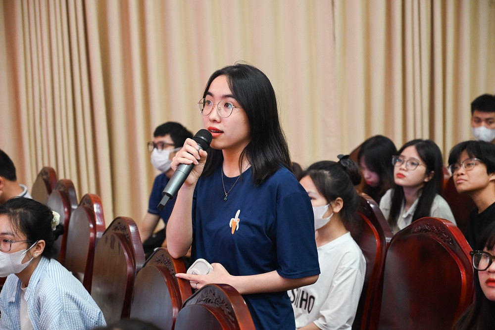 Sinh viên đặt câu hỏi với diễn giả. Ảnh: Thanh Thảo