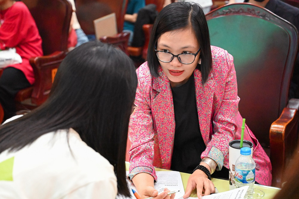 Sinh viên được sửa CV tại chỗ cùng các chuyên gia. Ảnh: Thanh Thảo