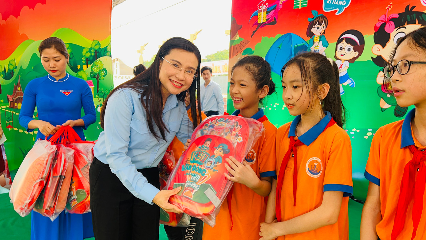 Chị Nguyễn Phạm Duy Trang, Bí thư T.Ư Đoàn, Chủ tịch Hội đồng Đội T.Ư tặng quà cho học sinh tại chương trình