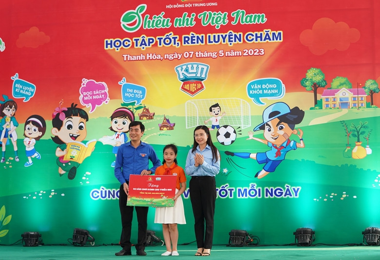 Chị Nguyễn Phạm Duy Trang, Bí thư T.Ư Đoàn, Chủ tịch Hội đồng Đội T.Ư trao tặng công trình sân chơi cho thiếu nhi Thanh Hóa