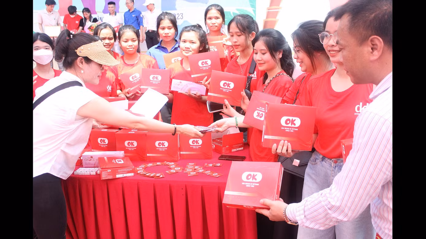 Ban tổ chức phát thuốc tránh thai và bao cao su OK cho các bạn đoàn viên, sinh viên