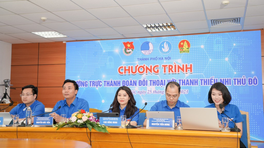 Thường trực Thành Đoàn Hà Nội đối thoại cùng thanh thiếu nhi Thủ đô. Ảnh: Phạm Mạnh