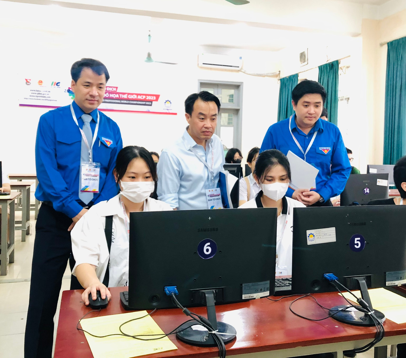 Bí thư T.Ư Đoàn Ngô Văn Cương (bên trái) và Ban tổ chức cuộc thi động viên các thí sinh chuẩn bị bước vào vòng loại quốc gia. Ảnh: Lưu Trinh