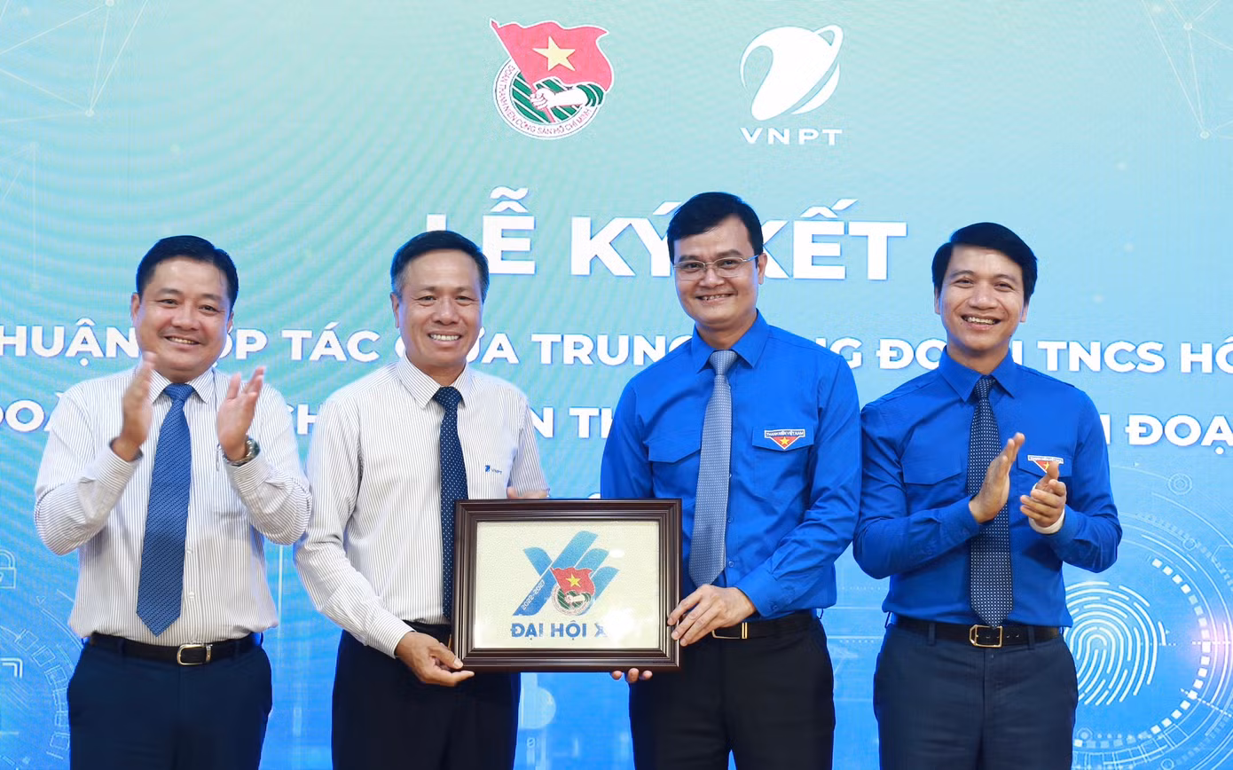 T.Ư Đoàn tặng quà lưu niệm cho Tập đoàn VNPT. Ảnh: Bảo Anh T.Ư Đoàn tặng quà lưu niệm cho Tập đoàn VNPT. Ảnh: Bảo Anh