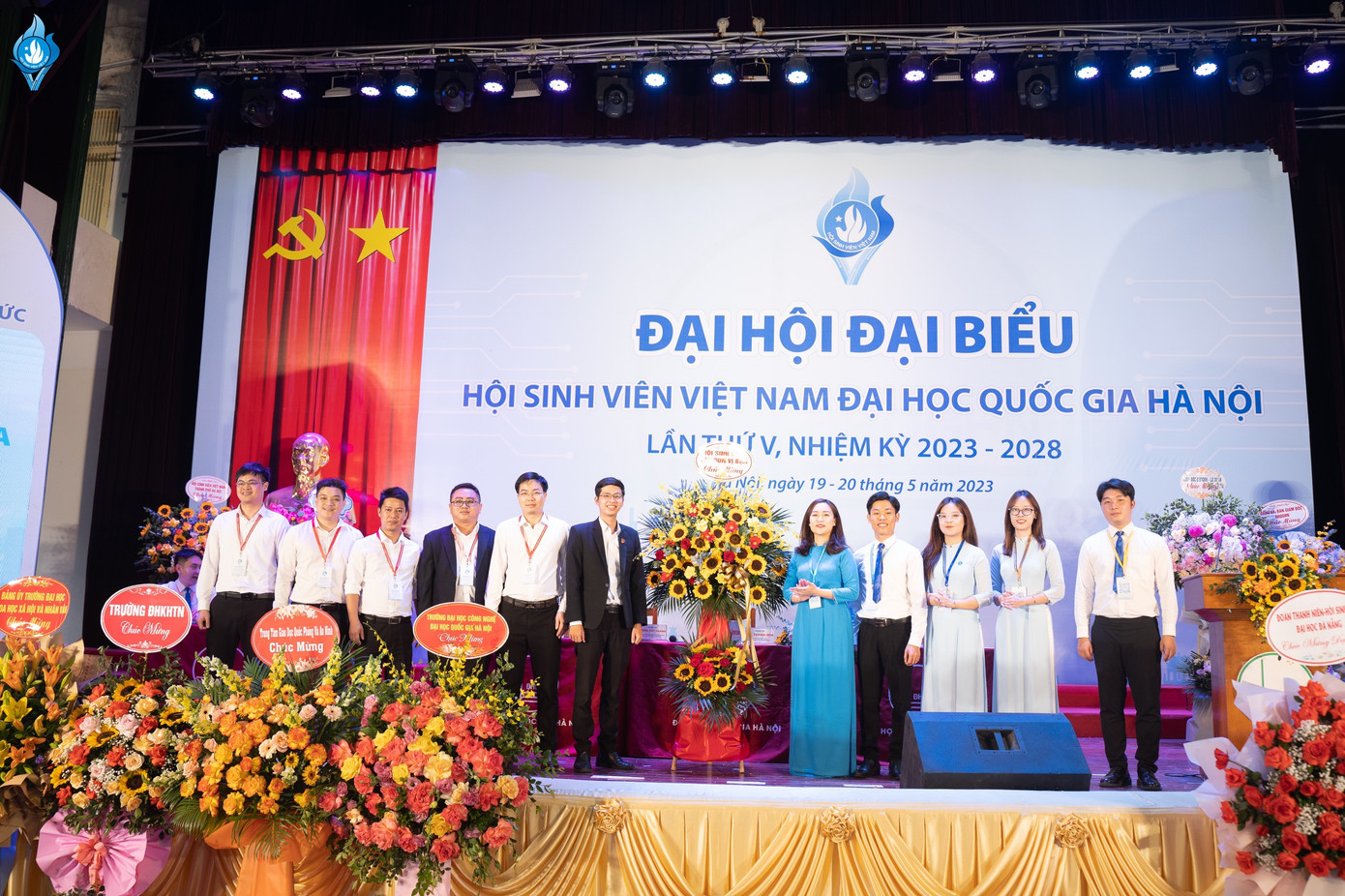 Các đại biểu tặng hoa chúc mừng đại hội