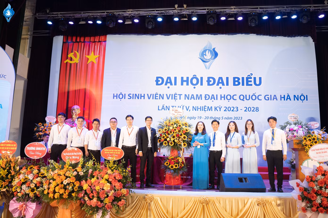 Các đại biểu tặng hoa chúc mừng đại hội