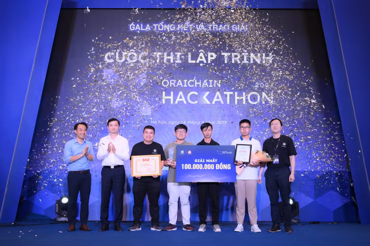 Anh Nguyễn Minh Triết, Bí thư T.Ư Đoàn, Chủ tịch T.Ư Hội SVVN (thứ 2, từ trái sang) trao giải Nhất cho đội UIT-OraSci