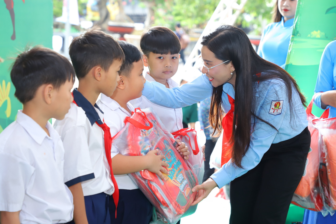 Chị Nguyễn Phạm Duy Trang, Bí thư T.Ư Đoàn, Chủ tịch Hội đồng Đội T.Ư trao quà cho các em thiếu nhi tại chương trình