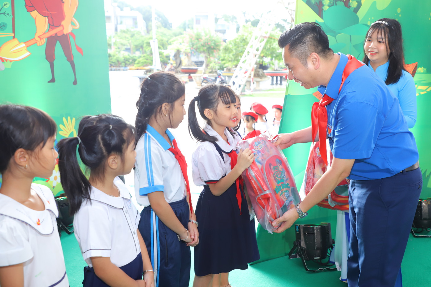 Anh Lê Anh Quân, Phó Chủ tịch Hội đồng Đội T.Ư, Chủ tịch Hội đồng Huấn luyện T.Ư trao quà cho các em thiếu nhi tại chương trình