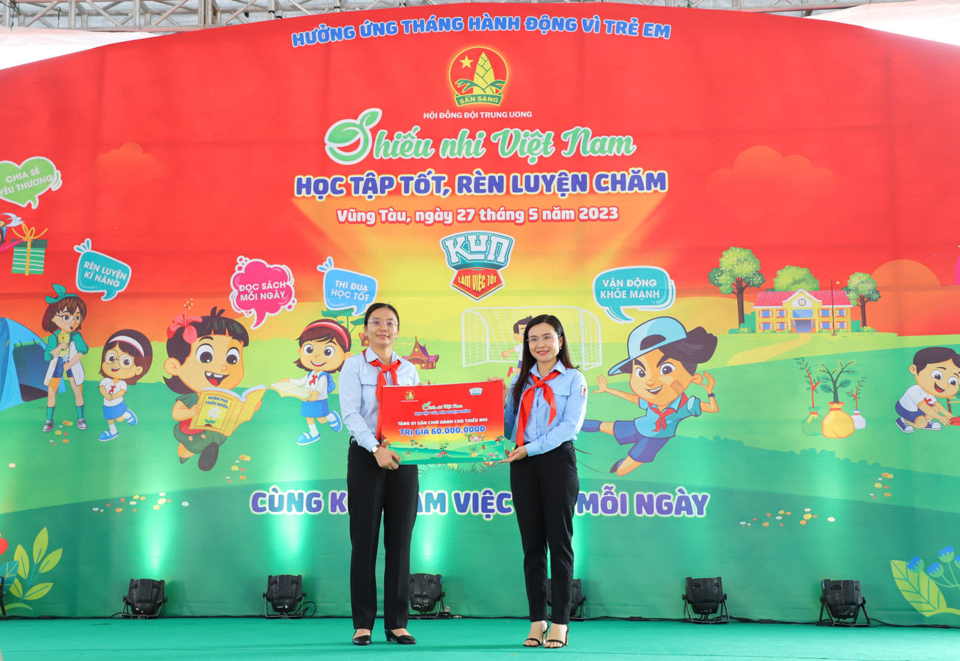 Chị Nguyễn Phạm Duy Trang, Bí thư T.Ư Đoàn, Chủ tịch Hội đồng Đội T.Ư (bên phải) trao công trình măng non “Không gian vui chơi và đọc sách cho em” tặng học sinh Trường tiểu học Phan Bội Châu