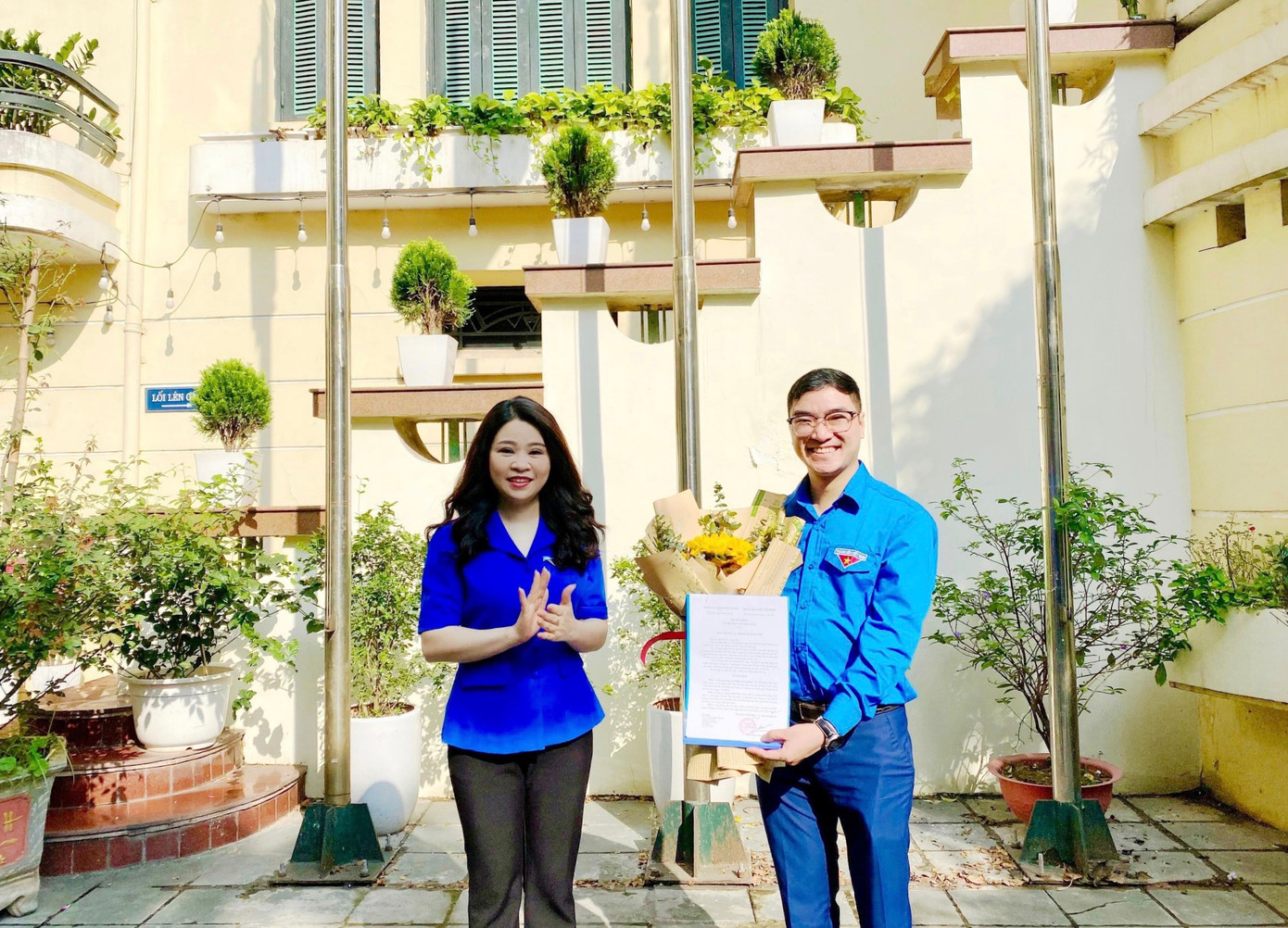 Chị Chu Hồng Minh, Bí thư Thành Đoàn Hà Nội trao quyết định cho tân Trưởng ban Tuyên giáo Thành Đoàn Hà Nội Phạm Minh Phúc