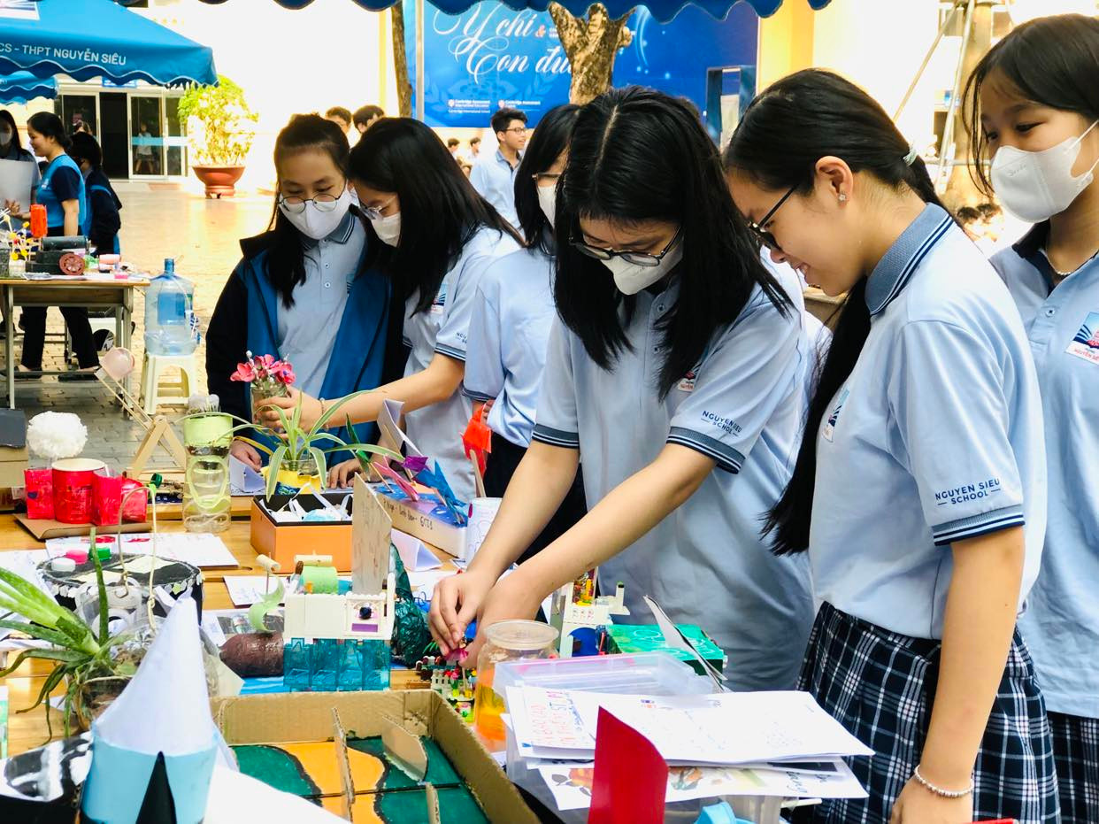 Các em học sinh tham gia các hoạt động trải nghiệm sáng tạo tại ngày hội Các em học sinh tham gia các hoạt động trải nghiệm sáng tạo tại ngày hội