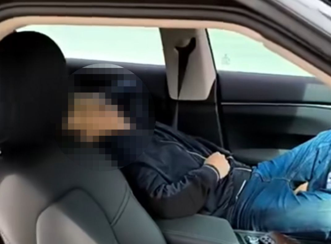 Tài xế tử vong trên xe ô tô.