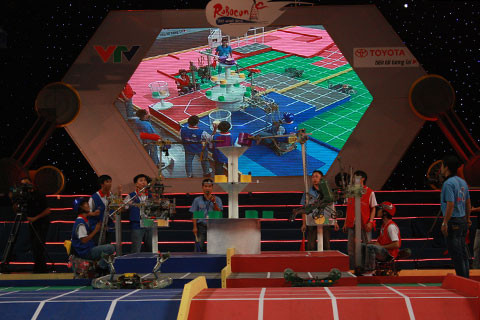 Hai đội cùng nhau gắp bánh bao màu tím. Hai đội cùng nhau gắp bánh bao màu tím