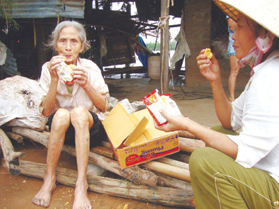Đây là những gói mì tôm đầu tiên đến với người dân Cồn Nâm (Quảng Bình) sau bốn ngày bị nước lũ cô lập