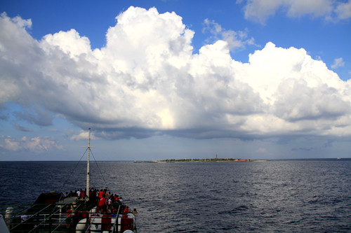 Đoàn tàu hành trình trước đảo Song Tử Tây